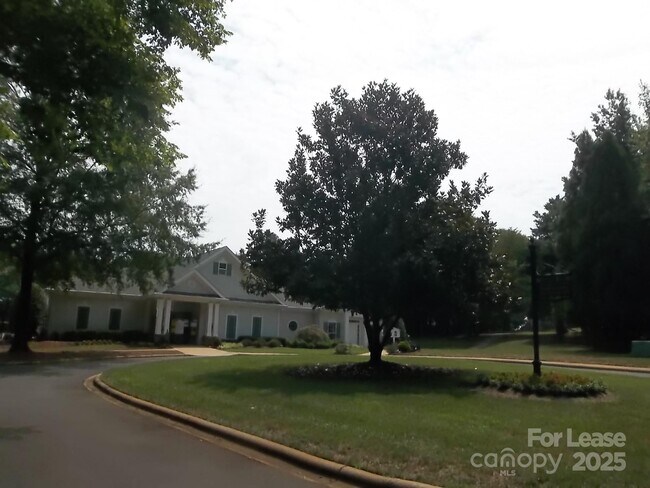 Building Photo - 604 Queenswater Ln