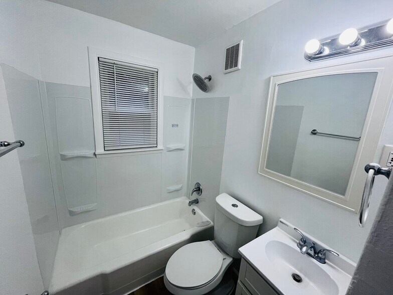 Building Photo - 4936 Hummelsheim Ave