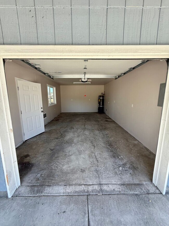 Building Photo - AMAZING 1-BEDROOM, 1-BATH UNIT WITH GARAGE