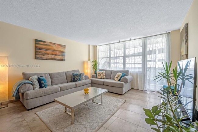 Building Photo - 3725 S Ocean Dr