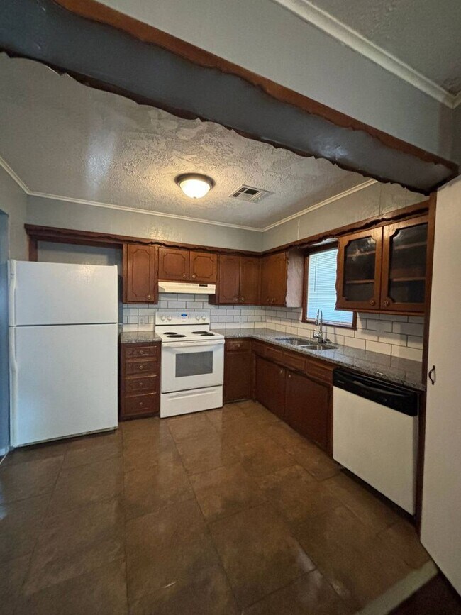 Building Photo - Must See 3 Bedroom