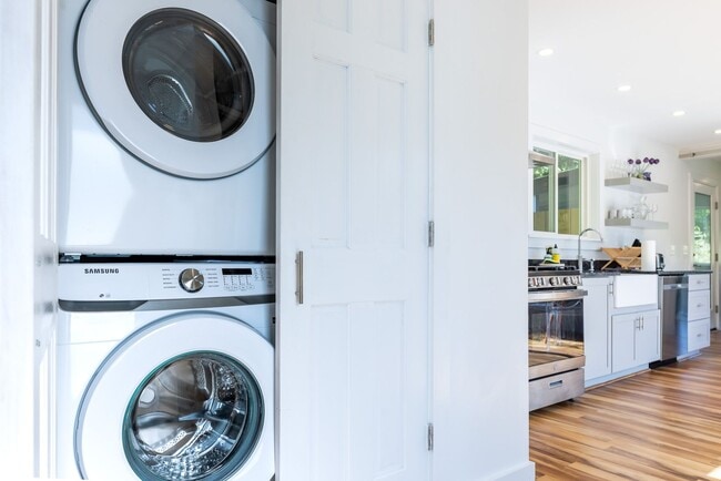 Building Photo - 5 month lease- Fully Furnished One bedroom...