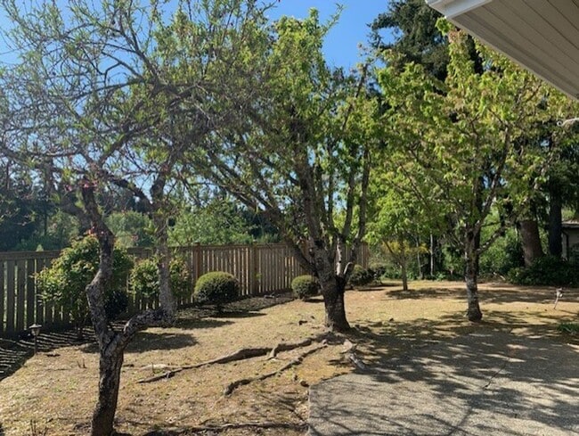 Building Photo - Lovely 3 Bedroom/2.5 Bath, Great Edmonds N...