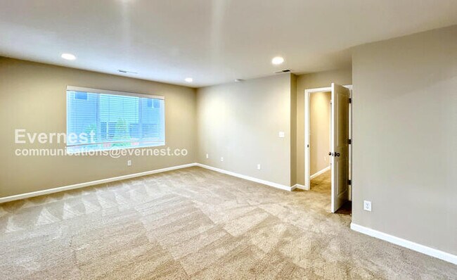 Building Photo - 5 Bed/3 Bath Home with Garage & Fenced Yar...