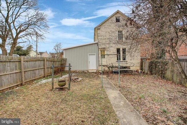 Building Photo - 230 W 2nd St