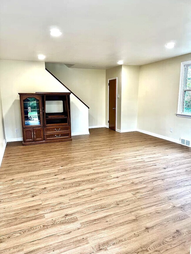 Building Photo - 33 Sterner Ave