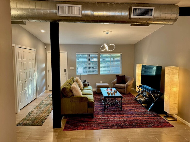 Building Photo - 1510 E Whitton Ave