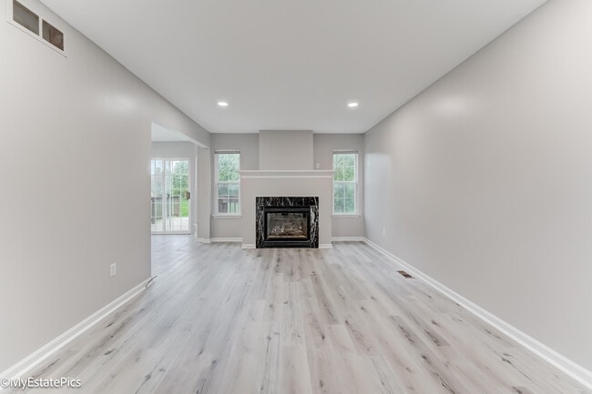 Building Photo - 4749 Grove Ct