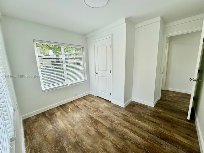 Building Photo - 929 SW 12th Ave