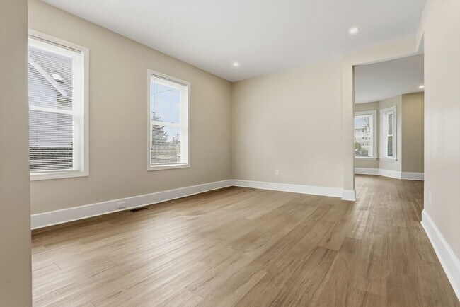 Building Photo - 142 Elliott St