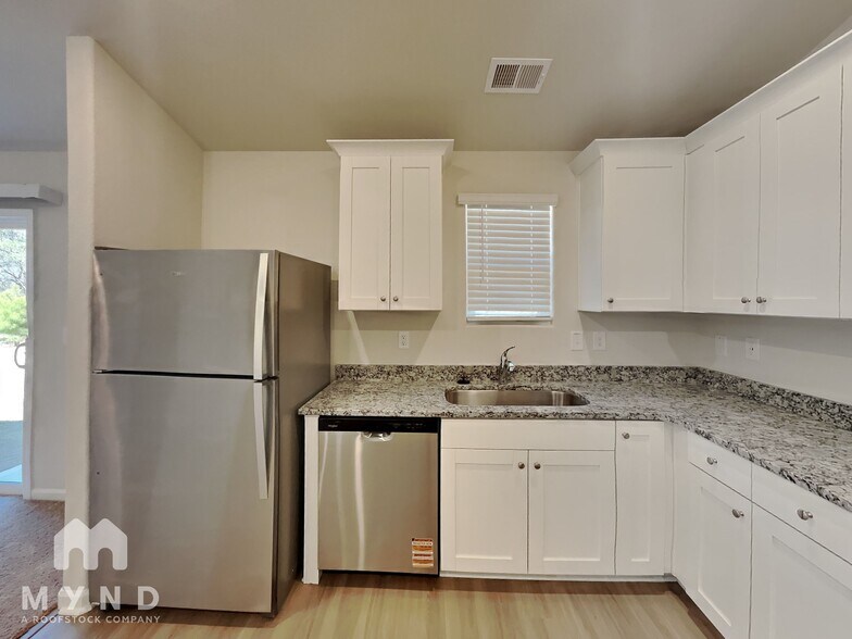 Building Photo - 126 Warwick Dr