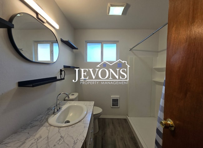 Building Photo - $250 Off First Month's Rent! Easy access to Nob Hill Blvd, 16th Ave, and Summitview Ave for commu...