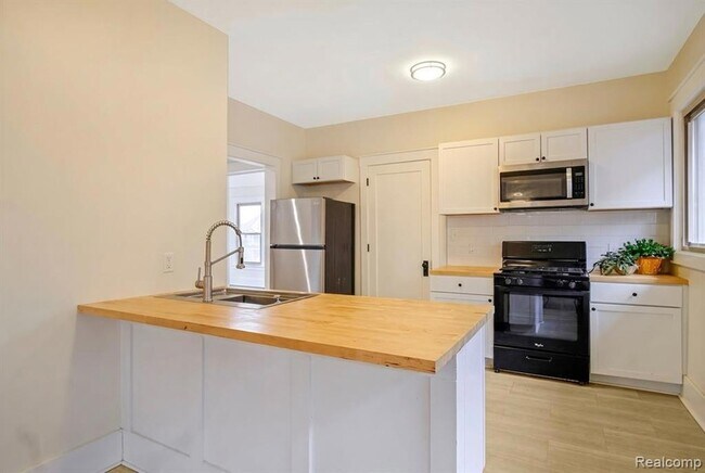 Building Photo - 1484 Virginia Park St