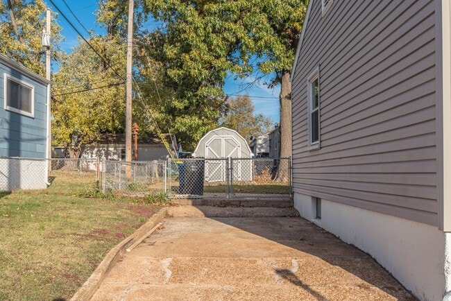 Building Photo - 10701 St Henry Ln