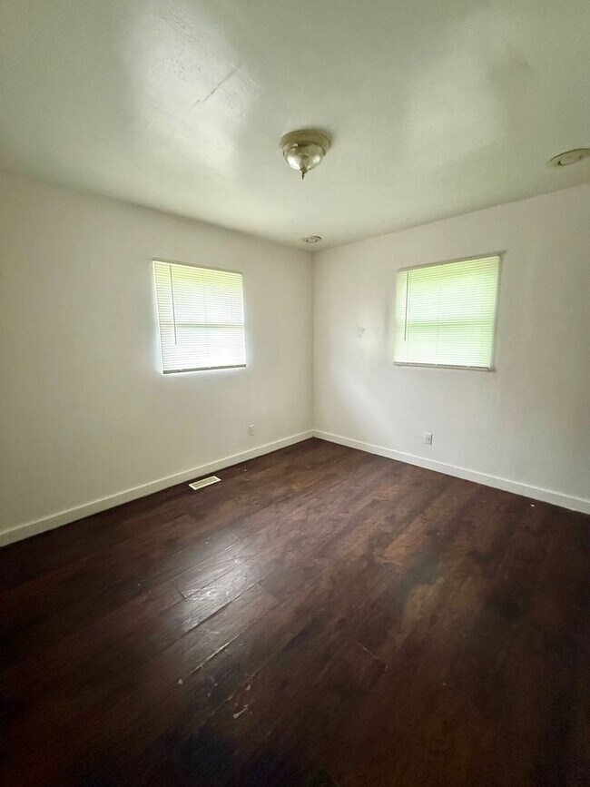 Building Photo - Charming 3BR/1.5BA Home with Large Yard & Spacious Eat-In Kitchen