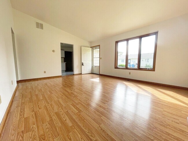Building Photo - 150-154 Meadows Cir