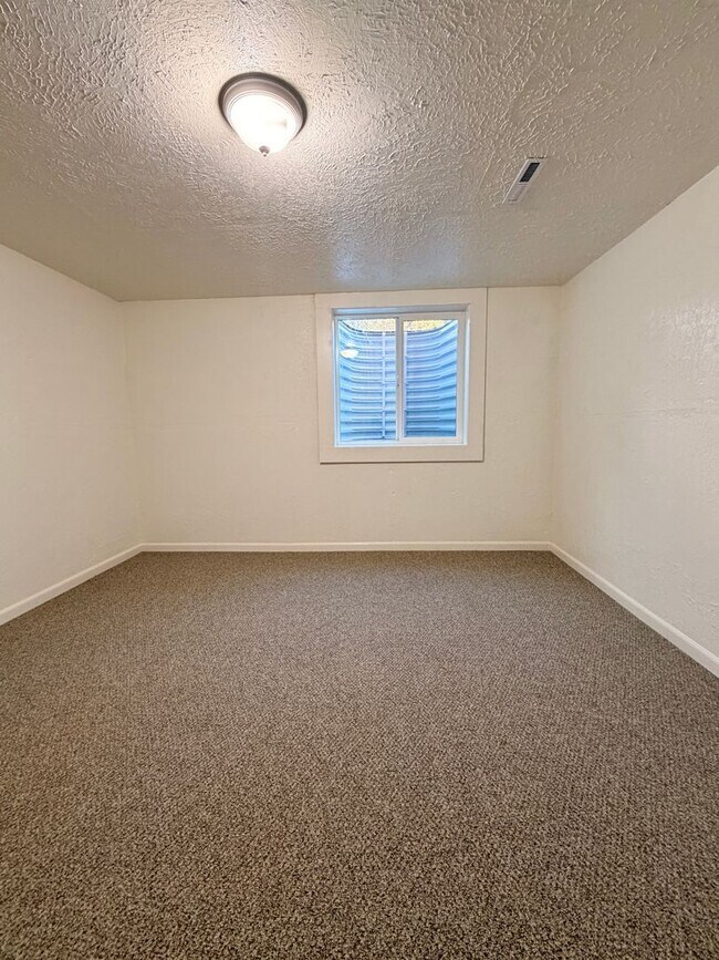 Building Photo - Lovely 5-bedroom, 2¾-bath home located in the heart of Old Town Firestone!