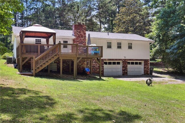 Building Photo - Beautifully Renovated 3-Bedroom, 2-Bath Ra...
