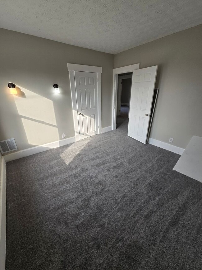 Building Photo - 4 BEDROOM SINGLE FAMILY HOME