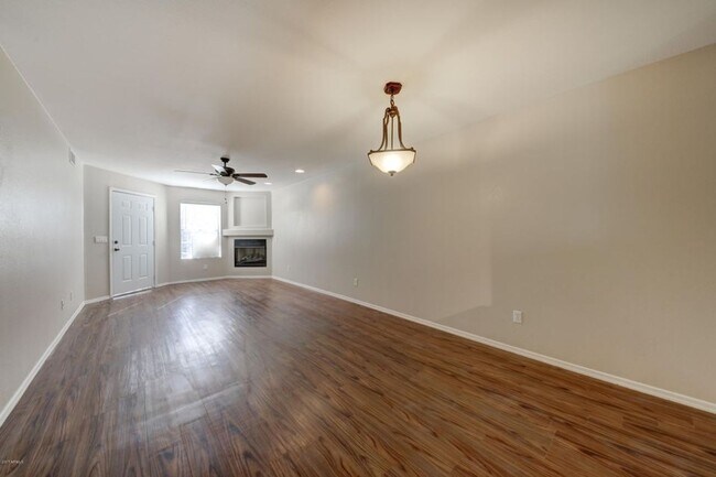 Building Photo - Great Unit - Available Now!