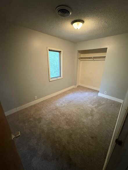 Building Photo - 945 W 9th St