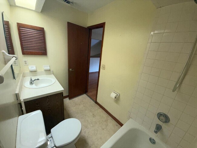 Building Photo - 5549 Cabot Dr N