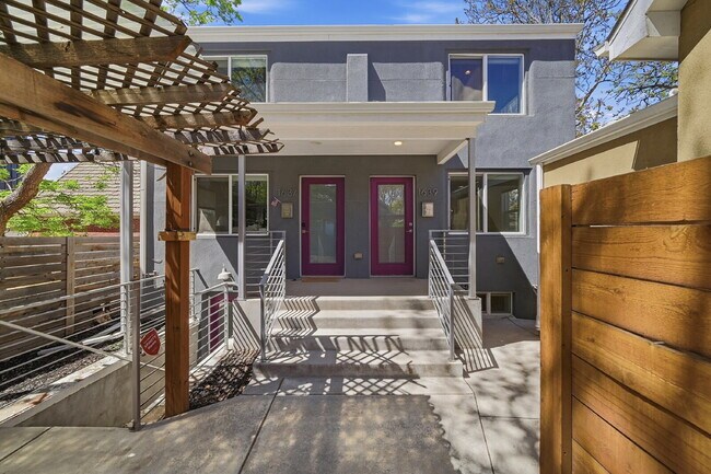 Building Photo - $2,495.95 - 2 Bed, 2 Bath Townhome In Denver with Central AC and In Unit Laundry!