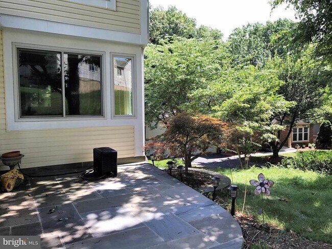 Building Photo - 11120 Lake Breeze Dr