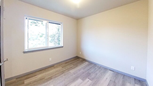 Building Photo - Newer 7 Bedroom 3 Bath unit!!!