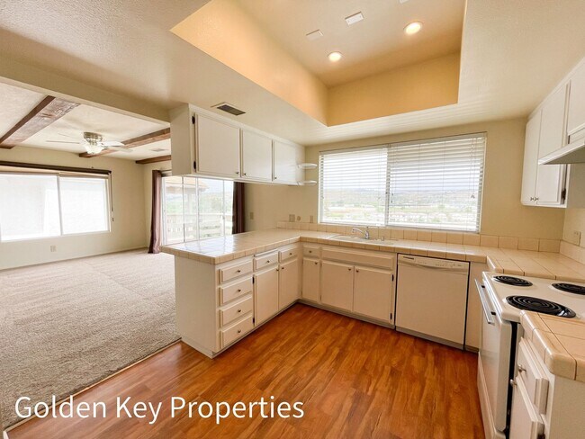 Building Photo - Welcome to this stunning duplex located in beautiful Bonsall!