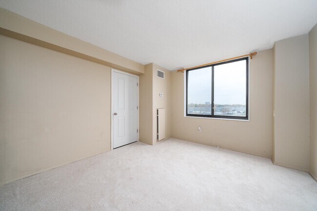 Building Photo - 232 Harmon Cove Tower