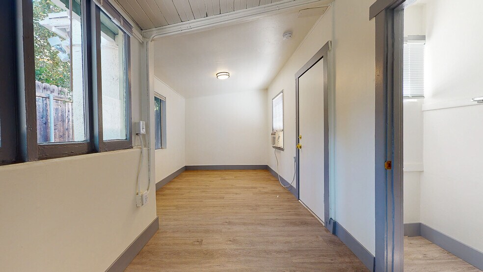 Building Photo - 1127 Bell St