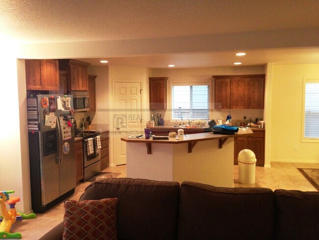 Building Photo - Beautiful 4 Bedroom Home Perfect for Enter...