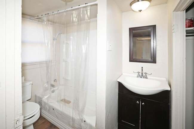 Building Photo - 4240 SW 10th Ave