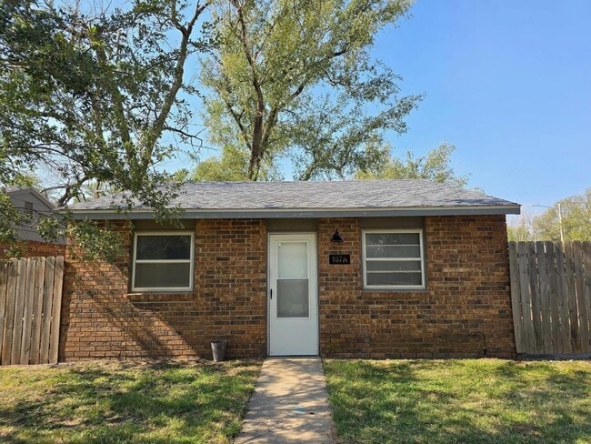 Primary Photo - 107 E Ave B