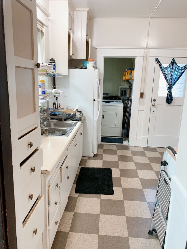 Building Photo - PRELEASE: 7 bdrm/2 bath in the York Neighborhood!