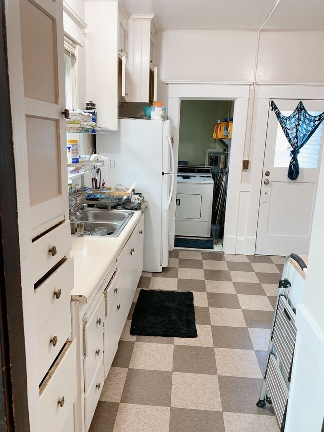 Building Photo - SUMMER SPECIAL: FREE RENT* + APPS* 5+ bdrm/2 bath in the York area!