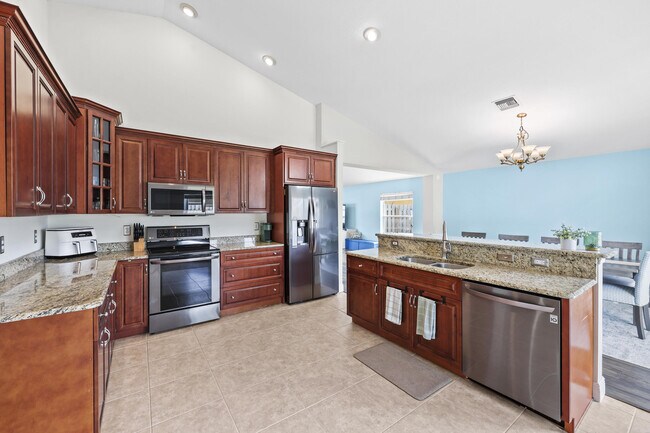 Building Photo - 6238 Pompano St
