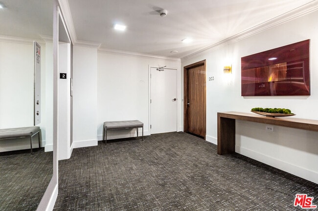 Building Photo - 838 N Doheny Dr