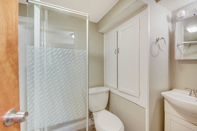 Building Photo - Large 5 Bed | 2 Bath House W/ Fenced Yard ...