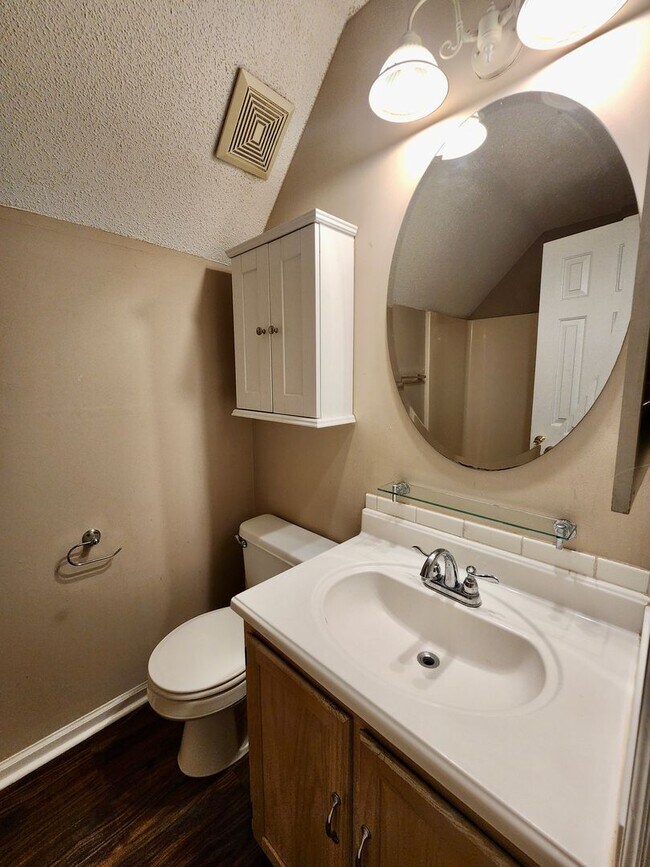 Building Photo - Charming 4 Bedroom Home in Center Lake Subdivision - Mt. Pleasant