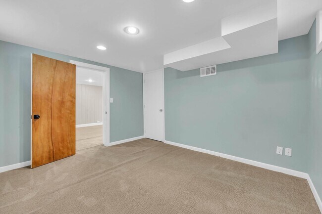 Building Photo - Stunning Single Family Home In Excellent L...
