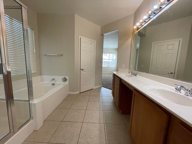 Building Photo - Beautiful Single Story Home in Gated Commu...