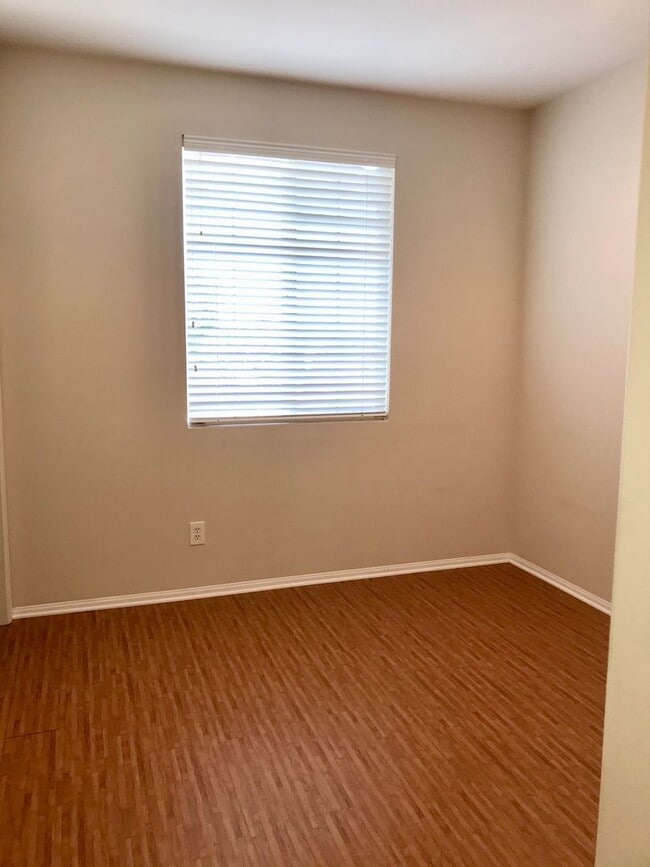 Building Photo - Located in the very popular northwest area...