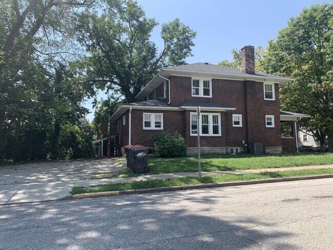 Building Photo - 320 N Lincoln St