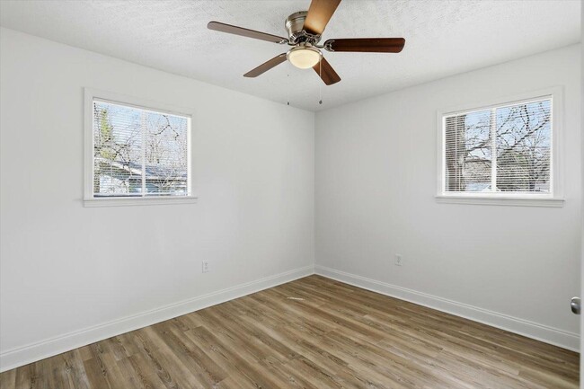 Building Photo - 126 Joanie St