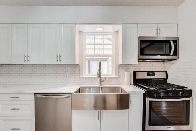 Building Photo - 6 bedroom 2 bathroom available 06/01/2026