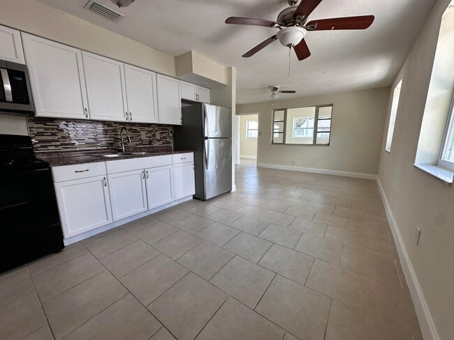 Building Photo - 840 W 1st St