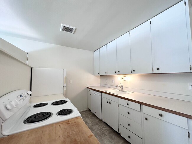 Building Photo - 2 Bed 1 Bath with Back Patio in Montavilla!