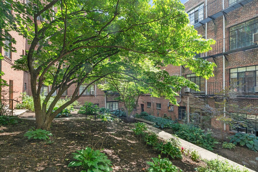 Building Photo - 97 Strathmore Rd